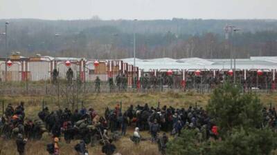 Польские пограничники отбиваются от мигрантов слезоточивым газом и светошумовыми гранатами