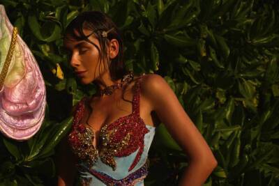 Образы Versace и LUVI в новом клипе певицы ETOLUBOV