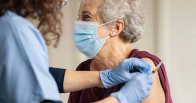 В Мариуполе пенсионерам выдадут продуктовые наборы за вакцинацию от COVID-19