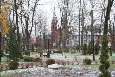 В Рыбинске готовятся к зиме: утепляют Карякинский сад, укрывают старейший фонтан