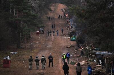 Мигранты после неудавшегося штурма польской границы отошли в лесной лагерь