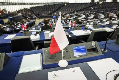 Европарламент потребовал заморозить финансовую помощь Польше