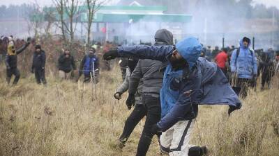 "Они нам — газ, мы им — камни": мигранты штурмуют границу Польши
