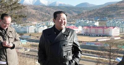 "Пропавший" Ким Чен Ын появился на публике в "нацистском" кожаном тренче в ретро-стиле (фото)