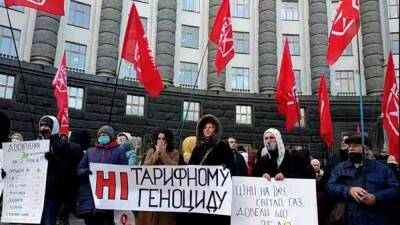 В Киеве под стенами Кабмина протестовали под красными флагами