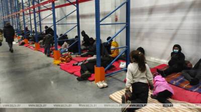 ФОТОФАКТ: Беженцев разместили на ночлег в логистическом центре