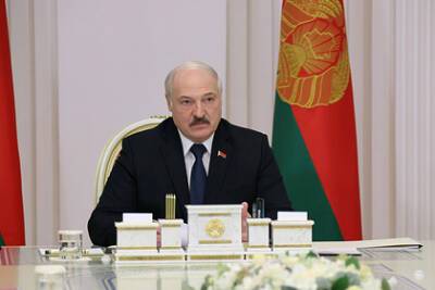 Лукашенко отправил мигрантов на склад