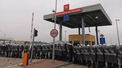 Семеро польских полицейских пострадали на границе с Белоруссией