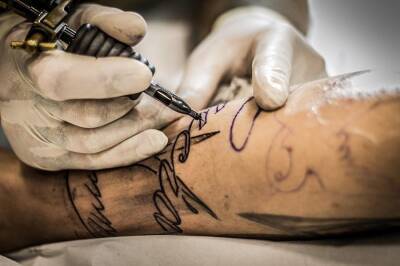 Жители Новосибирска делают татуировки с QR-кодами