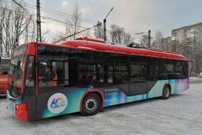 По Мурманску начали ездить новые троллейбусы с северным сиянием