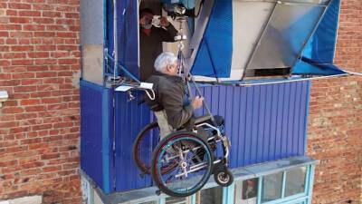 Ростовский инвалид создал собственный мобильный подъемник, благодаря которому теперь без проблем может покидать квартиру на верхнем этаже