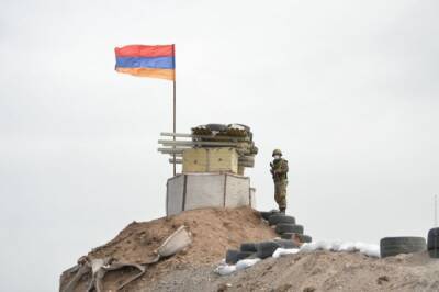 Министры обороны Армении и РФ обсудили ситуацию на границе с Азербайджаном