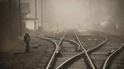 Пожилая женщина погибла под колесами поезда в Саратовской области