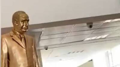 В школе Тель-Авива установили скульптуру "Золотой Биби"