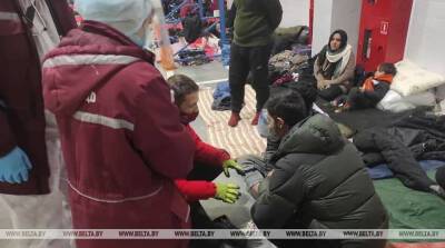 ФОТОФАКТ: Медики дежурят на территории логистического цента, где ночуют беженцы
