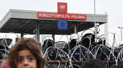 Беженцы начинают уходить с польской границы – видео