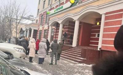 В Тюмени оцепили здание "Сбербанка" на улице Кирова, людей эвакуировали