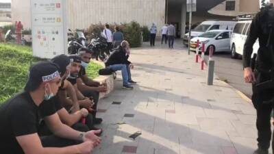 Видео: массовая драка у входа в больницу "Меир"