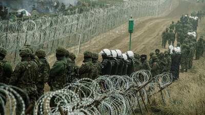 Польские пограничники применили газ против попытавшихся прорваться мигрантов