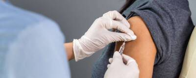 Минздрав предложили стимулировать выплатами участвующих в вакцинации медиков