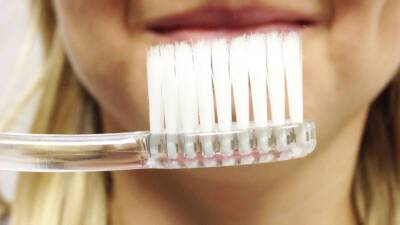 Стоматолог: Чистка зубов снижает риск инфицирования COVID-19