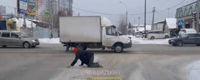 В Новосибирске заметили мужчину, который пересёк дорогу на четвереньках