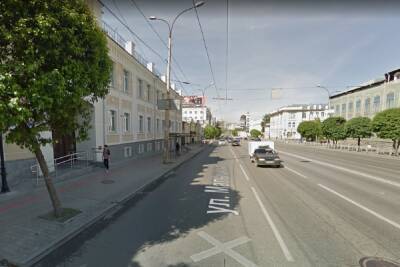 Неадекватный мужчина в одних трусах бегал по ТРЦ в Екатеринбурге