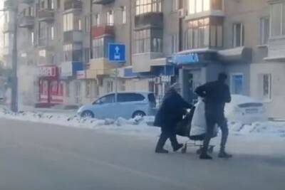Водитель «Мерседеса» помог перебегавшей дорогу женщине с тележкой в Новосибирске
