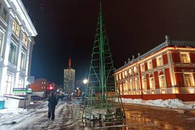 В Архангельске устанавливают первую новогоднюю ёлку