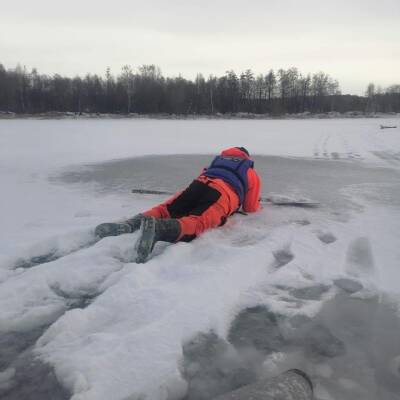 Житель Озерска выехал на мотобуксировщике на тонкий лед и погиб