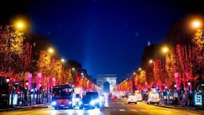 Пока не ввели локдаун: Париж украсили к Рождеству раньше обычного