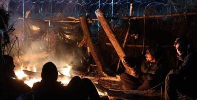ФОТОФАКТ: Беженцы в стихийном лагере проводят очередную ночь