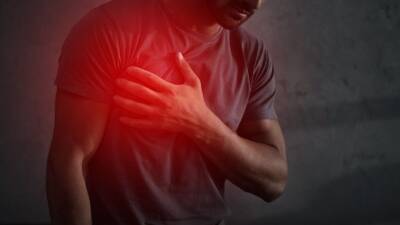Боль сердечная: кардиолог указал на симптомы сердечного приступа у женщин и мужчин