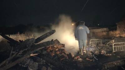 На ферме в Башкирии из-за хлопка газа загорелось здание: есть погибший
