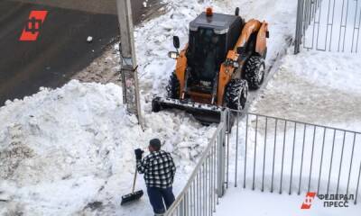 В Архангельске коммунальщики не успевают убирать снег с тротуаров: причины