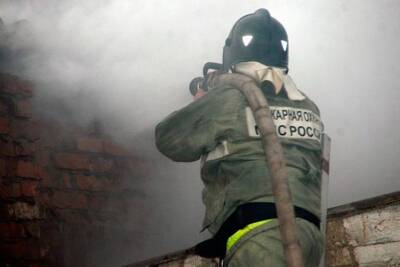 Пожарные 11 часов тушили загоревшуюся шахту дома в центре Астрахани