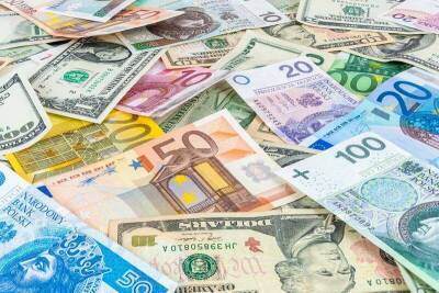 Доллар растет на торгах на "Московской биржи"