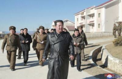 Похудевший Ким Чен Ын впервые за месяц появился на публике (ФОТО)
