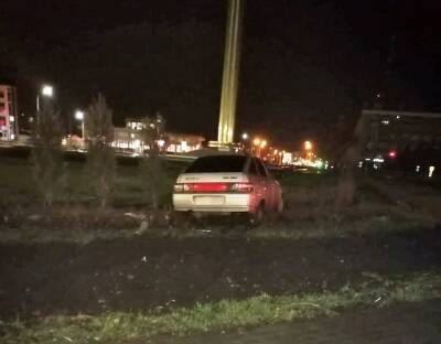 В Липецке автомобиль едва не врезался в памятник Победы