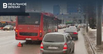 На улице Ершова в Казани столкнулись «Газель» и городской автобус