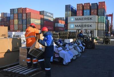 Половину предназначенных для Сахалина грузов вывезли из портов Приморья - власти
