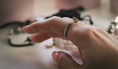 В Уфе спасатели помогли беременной женщине снять кольцо с пальца