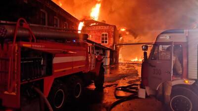 В Серпухове локализовали пожар площадью 2,9 тысячи кв. м в производственном здании