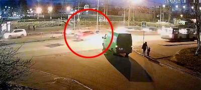 В Петрозаводске мужчина сбил женщину и увез с места ДТП (ВИДЕО)