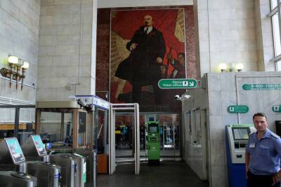 На станции метро «Площадь Ленина» закрыли на вход один вестибюль