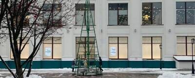 В Архангельске у Центрального универмага устанавливают первую новогоднюю 10-метровую ель