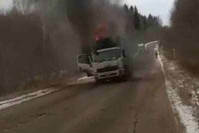 В Тверской области мужчина успел покинуть горящий грузовик