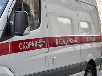 Металлический забор упал на семилетнюю девочку в Москве
