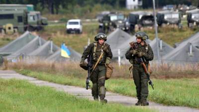 Украинские военные провели учения с боевой стрельбой на полигоне у границы с Крымом