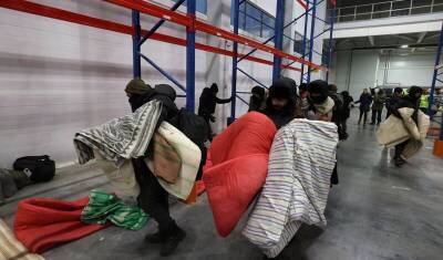Лукашенко загнал мигрантов из палаток в ангар
